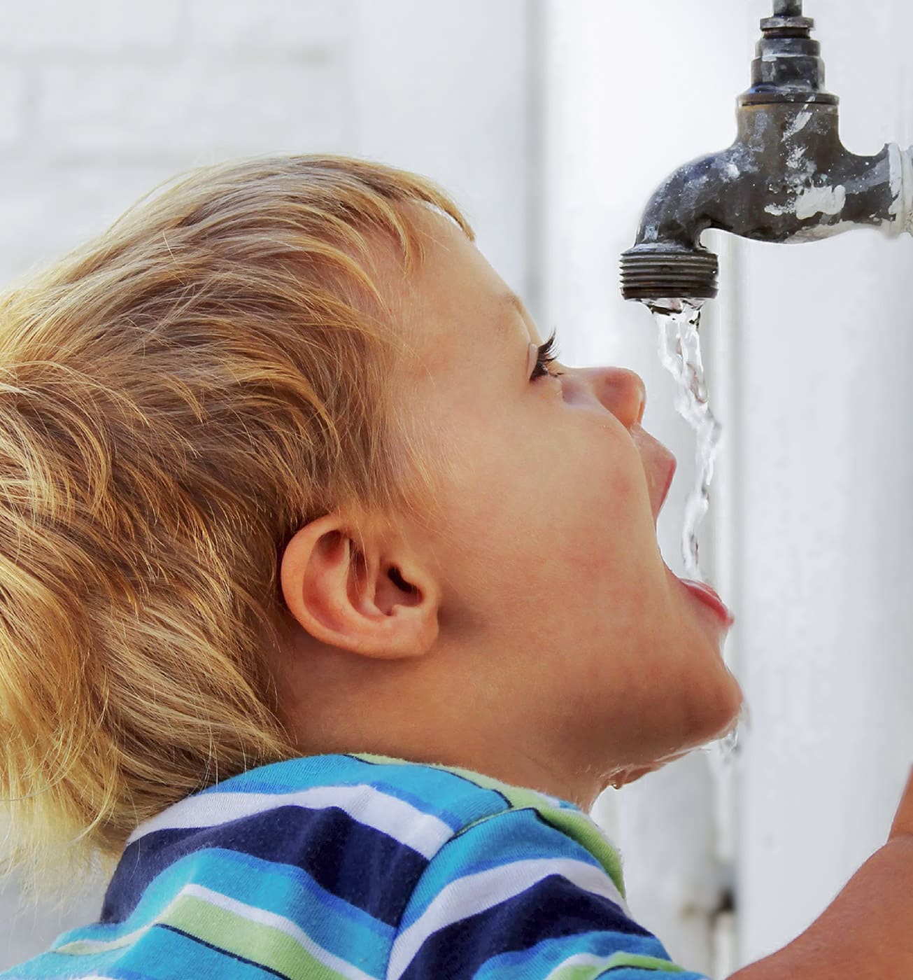 Bottled water massively polluted with nanoplastics, what solution to drink without fear?