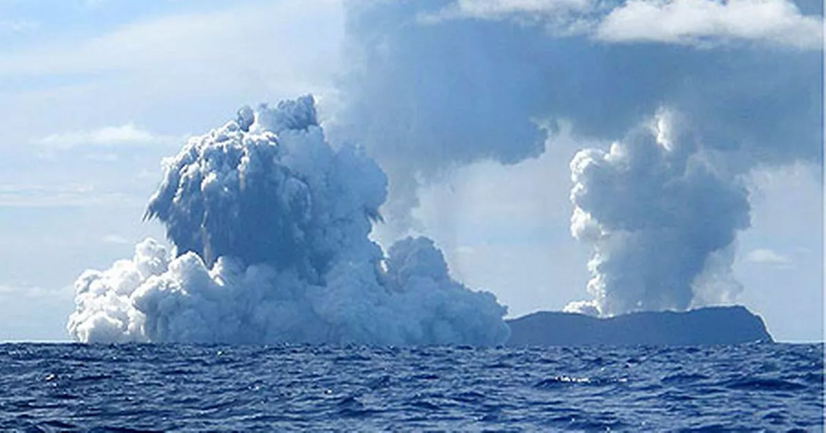 Hot underwater eruption near Vancouver Island makes water fizz